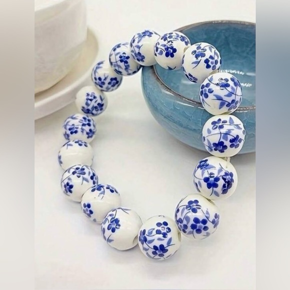 Jewelry - Elegant Blue and White Floral Beaded Bracelet